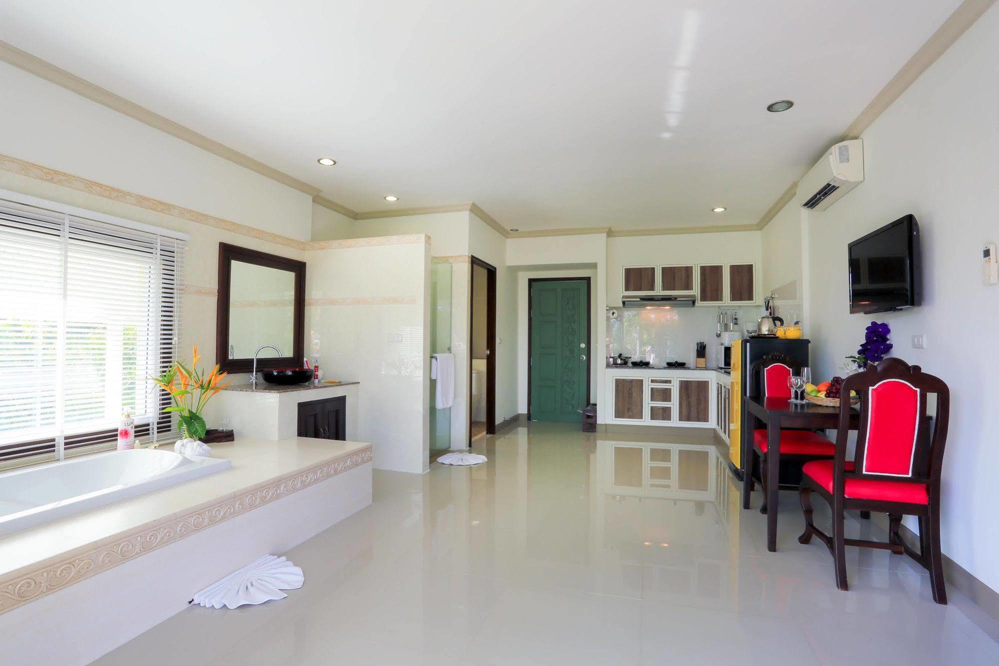 Naka Resort Kamala Beach Exterior photo